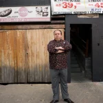 Chef Érick Jacquin em frente ao Restaurante Nahamalho