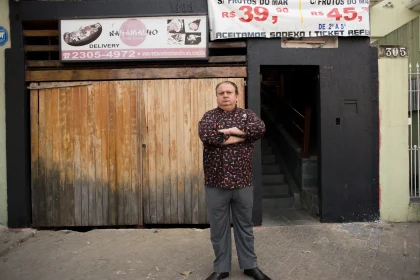 Chef Érick Jacquin em frente ao Restaurante Nahamalho