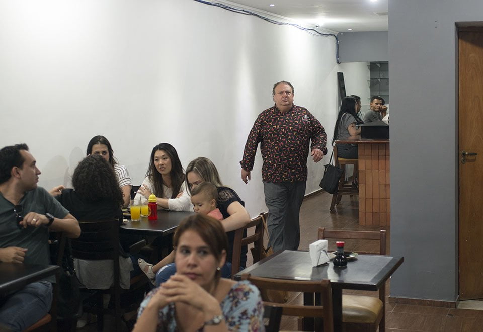Jacquin descobre que um cliente quase caiu da escada e corre para apaziguar a situação dentro do Restaurante Nahamalho