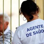 Agente Comunitário de Saúde passa de casa em casa e identifica pessoas com sintomas de doenças