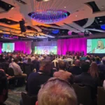 A packed audience for the opening session - Pragas e Eventos