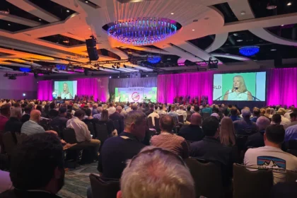 A packed audience for the opening session - Pragas e Eventos