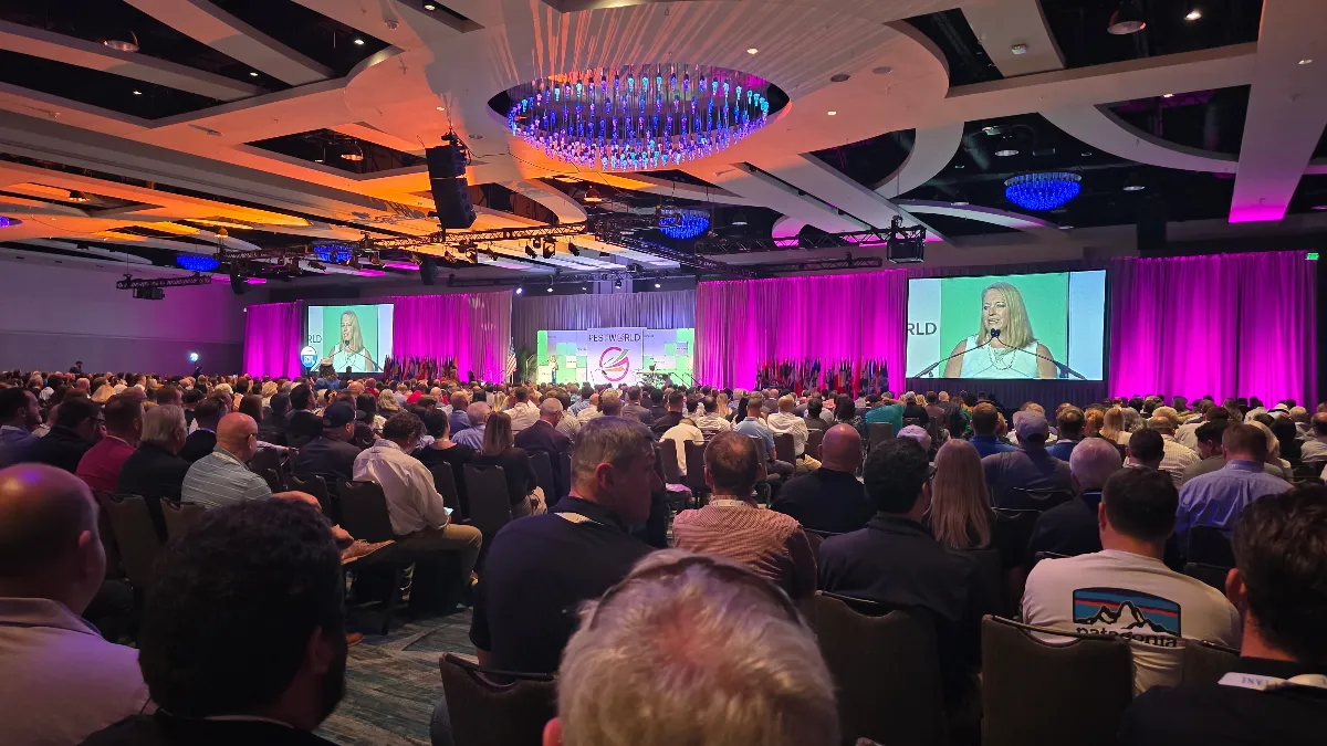 A packed audience for the opening session - Pragas e Eventos