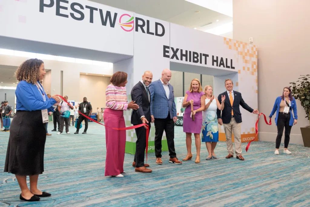 The NPMA Executive Committee cut the ribbon to officially open the exhibition - Pragas e Eventos