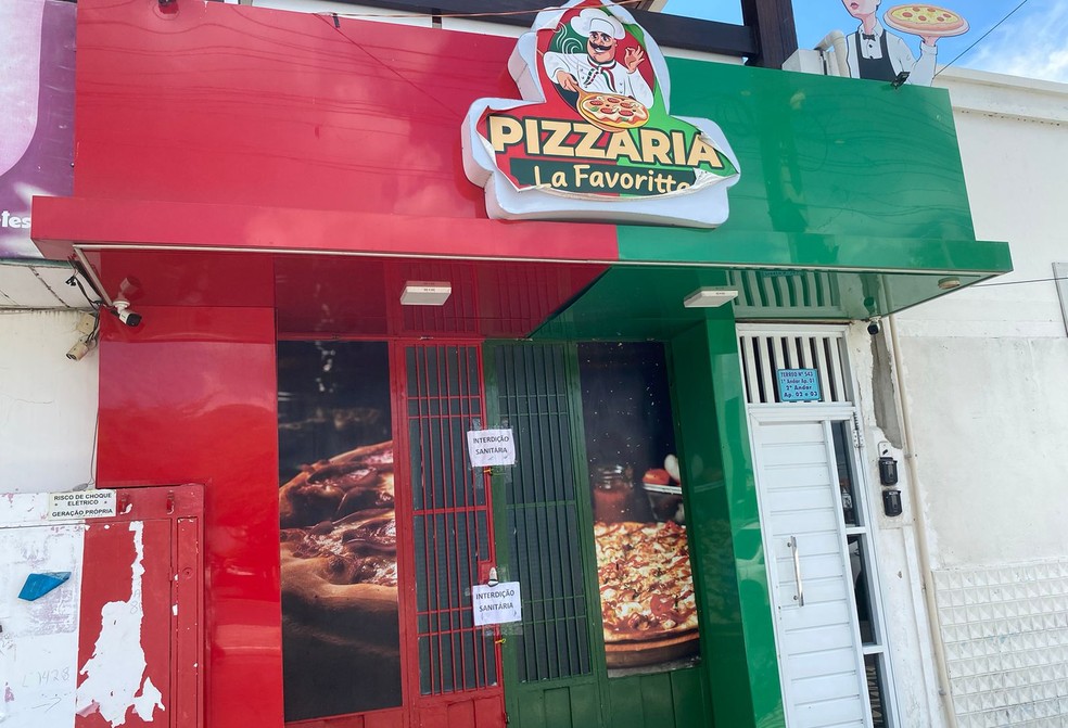 Fachada da Pizzaria La Favoritta em Pombal com aviso de interdição sanitária