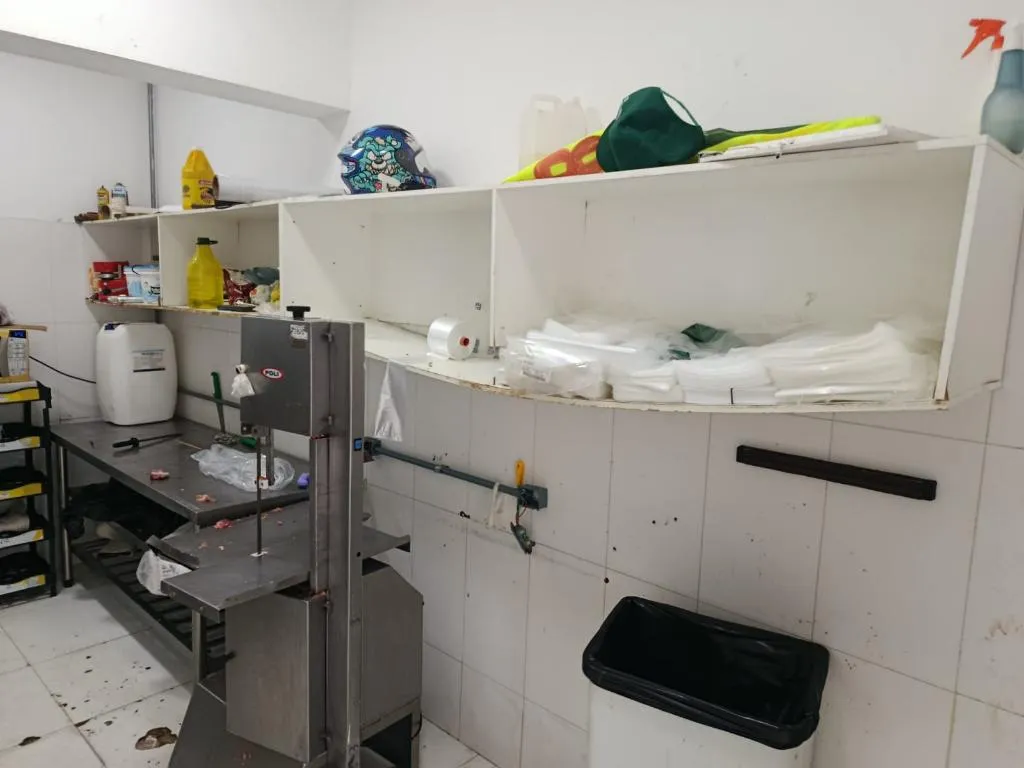 Policia Civil e Vigilancia Sanitaria interditam acougue 4 - Pragas e Eventos